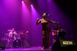 Somi Kakoma – Jazz Brugge 2025, Concertgebouw Bruges 21 somi concertgebouw brugge kaap marvin anthony studio 14 november 2025 3 scaled uai